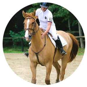 Bérénice, monitrice du Poney Club de la vie au Poiré sur vie en Vendée